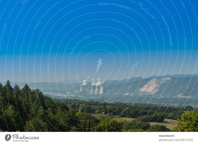 Atomkraftwerk im Rhonetal erzeugt Strom nuklear Strahlung Himmel Industrie Elektrizität Kernkraftwerk Kühlturm Rauch Umweltschutz Energiewirtschaft Klimawandel