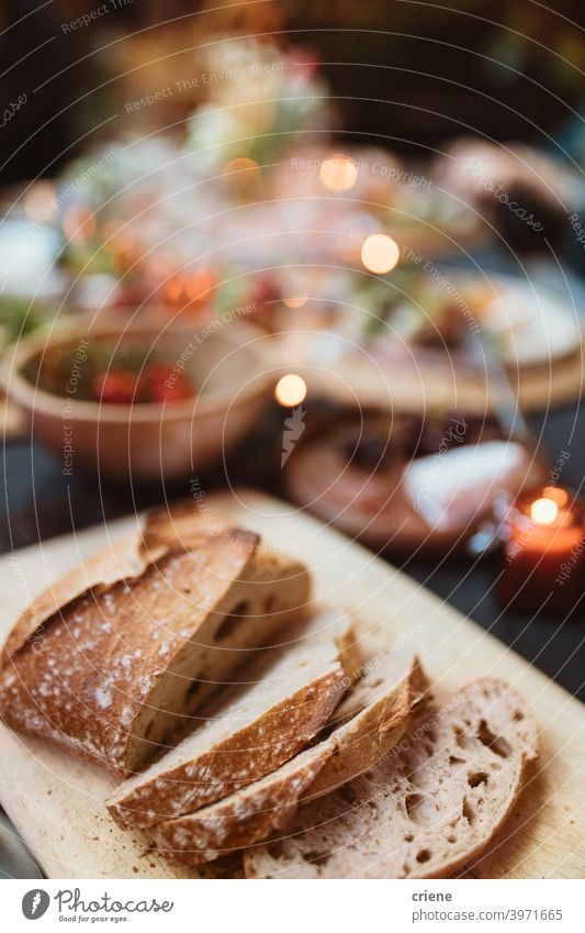 Nahaufnahme von frischem Brot auf dem Esstisch Baguette Abendessen Dinnerparty Lebensmittel Mittagessen Mahlzeit keine Menschen Party Restaurant Tisch