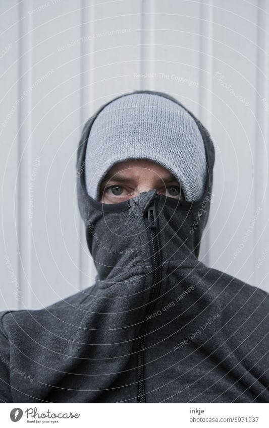 Lockdown Farbfoto Nahaufnahme Außenaufnahme Portrait Frauenportrait anonym vermummt authentisch müde Langeweile Coronavirus Winter kalt frieren Kapuze Mütze