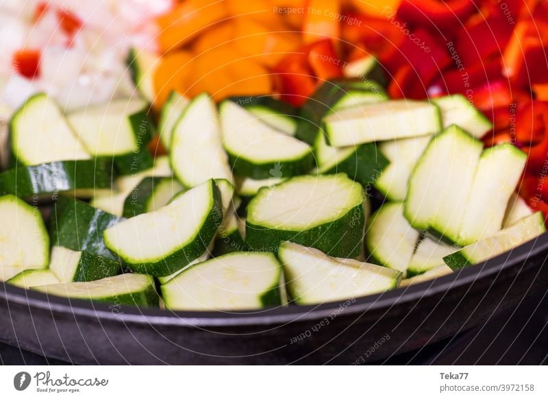 frisches buntes Gemüse in einer Pfanne frisches Gemüse Curry Vegetarisches Essen vegetarisch kochen Karotten Zwiebeln Paprika Eisenpfanne vegetarisches Curry