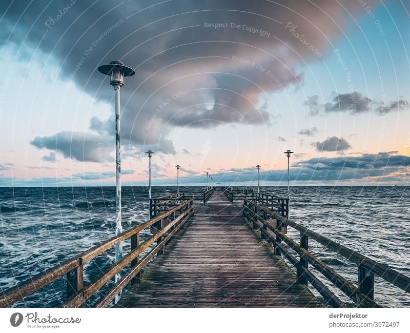 Seebrücke von Ahlbeck auf Usedom im Winter Weitwinkel Panorama (Aussicht) Zentralperspektive Froschperspektive Totale Starke Tiefenschärfe Lichterscheinung