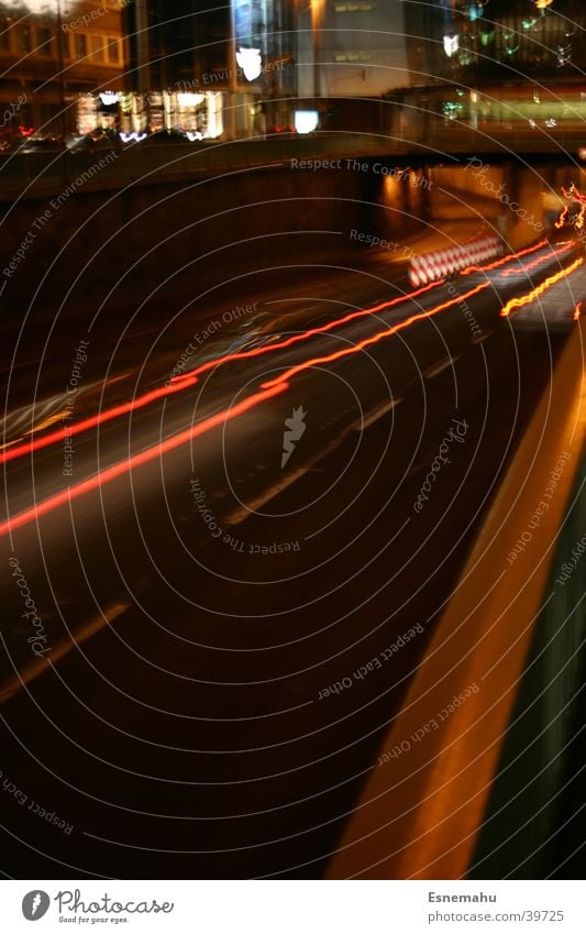 Mobilität II Streifen Licht Nacht dunkel schwarz weiß gelb Geschwindigkeit Beschleunigung Langzeitbelichtung Blendeneffekt Tunnel Stadt Köln rot Luftverkehr PKW