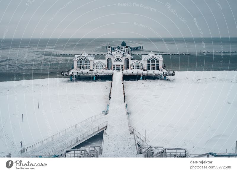 Seebrücke Sellin auf Rügen nach einem Schneesturm Panorama (Aussicht) Totale Starke Tiefenschärfe Schatten Licht Textfreiraum Mitte Textfreiraum unten