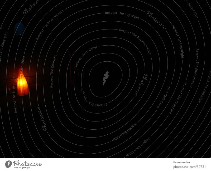 Ein kleiner Lichtblick dunkel schwarz Lampe Mensch Stil planen glühen Glühbirne Langzeitbelichtung orange Reaktionen u. Effekte