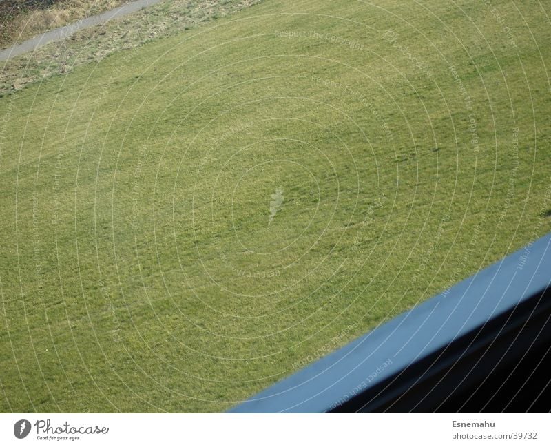 Farbenfroh grün Gras Streifen Fenster Fensterrahmen diagonal Strukturen & Formen blau Wege & Pfade Rasen Rahmen Stein Blick Neigung