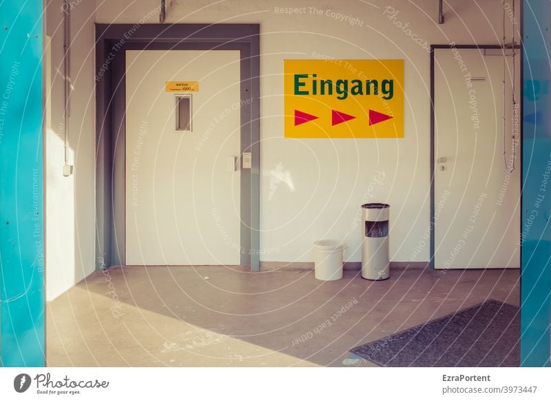 Eingang >>> Eingangstür Tür Schilder & Markierungen Pfeil Aschenbecher Eingangsbereich Gebäude Hinweisschild weiß blau Fahrstuhl fahrstuhltür Schatten