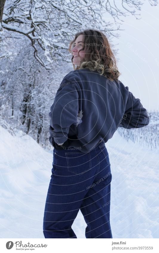 Junge Frau, Schnee im Hintergrund. eine Person junger Erwachsener Mädchen Jugendliche feminin Porträt hübsch frisch natürlich authentisch attraktiv Natur Winter