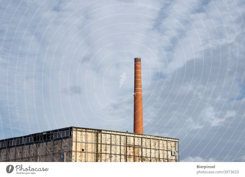 Teilweise abgebaute Zigarettenfabrik in Berlin, Ortsteil Schmargendorf Abbau Werkhalle Schlott Genussmittel-Industrie Himmel Wirtschaft Schornstein rauchen