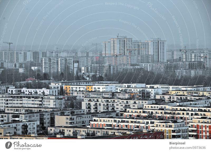 Blick auf den Berliner Bezirk Marzahn-Hellersdorf vom Kienberg aus Gärten der Welt Aussichtspunkt Plattenbauten Wohnbauten Wohnblöcke Mietwohnungen