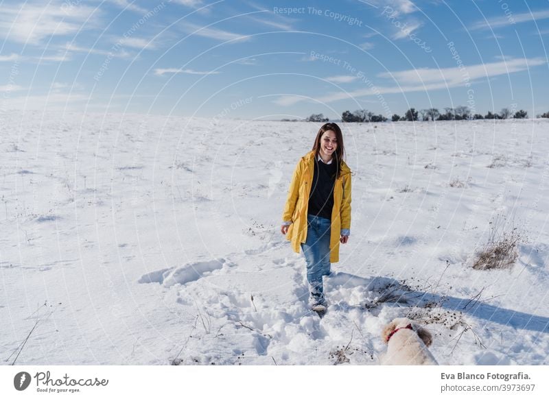 glückliche Frau Wandern im Freien in verschneiten Berg. Natur und Lebensstil Berge u. Gebirge Schnee Glück gelbes Fell Kaukasier reisen Fernweh Lifestyle