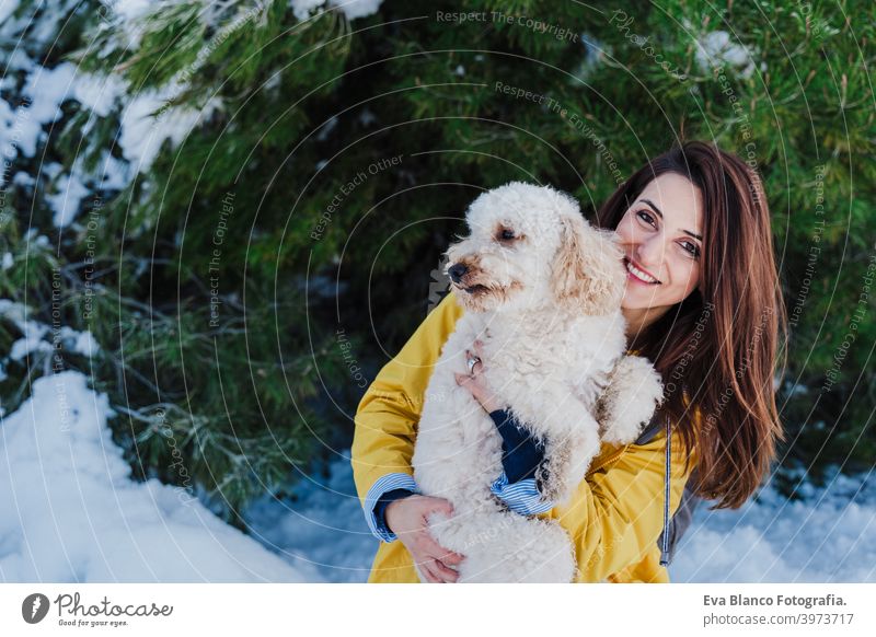 Backpacker Frau Wandern im Freien mit niedlichen Pudel Hund. Snowy Berg in der Wintersaison. Natur, Haustiere und Lebensstil Rucksack Berge u. Gebirge Schnee