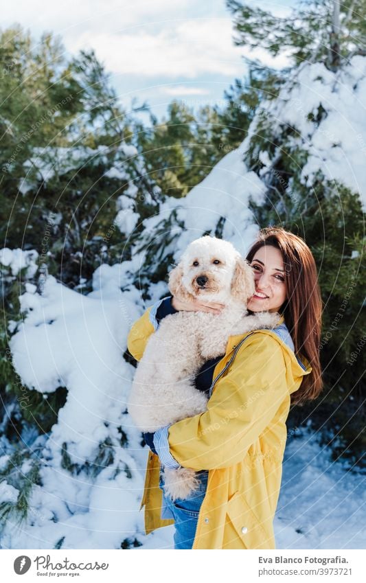 Backpacker Frau Wandern im Freien mit niedlichen Pudel Hund. Snowy Berg in der Wintersaison. Natur, Haustiere und Lebensstil Rucksack Berge u. Gebirge Schnee