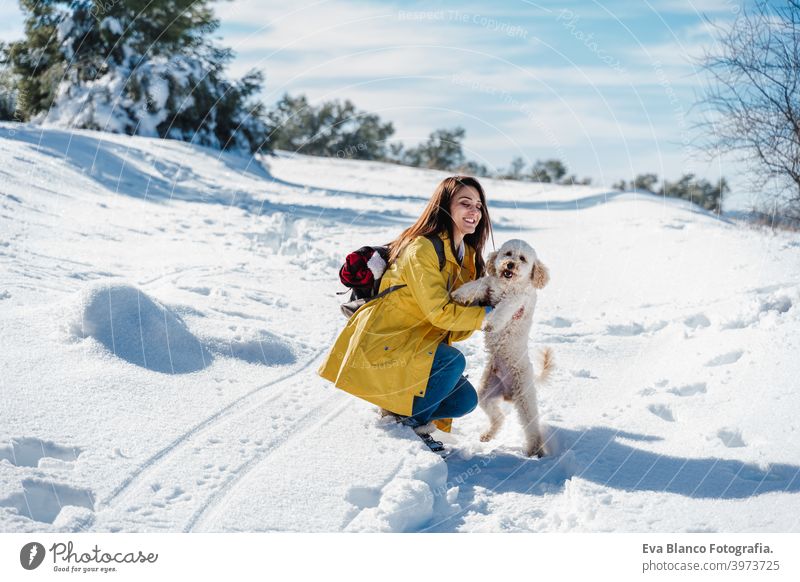 Backpacker Frau Wandern im Freien mit niedlichen Pudel Hund. Snowy Berg in der Wintersaison. Natur, Haustiere und Lebensstil Rucksack Berge u. Gebirge Schnee