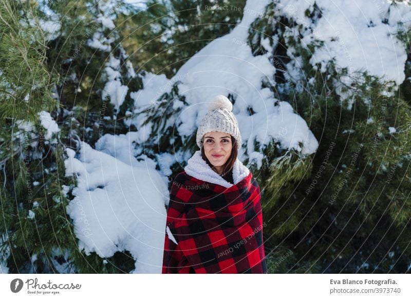 glückliche Frau Wandern im Freien in verschneiten Berg. Eingewickelt in karierte Decke. Natur und Lebensstil Schnee Berge u. Gebirge eingewickelt Plaid