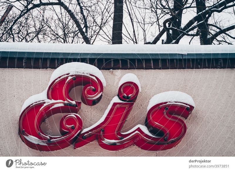 Eisschild mit Schnee bedeckt Winterstimmung Winterurlaub ästhetisch außergewöhnlich Textfreiraum Mitte Sonnenlicht Textfreiraum unten Textfreiraum oben