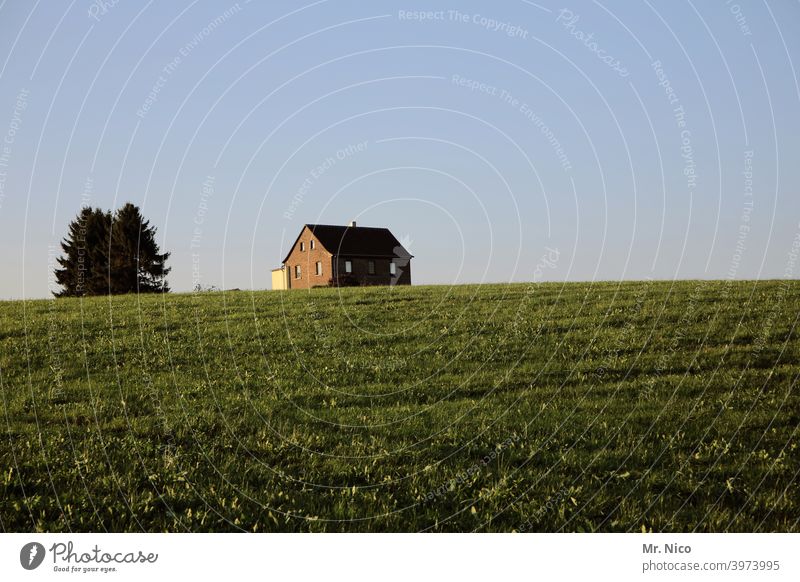 Landleben Haus Landschaft Gebäude Hütte Häusliches Leben Himmel Einsamkeit Wiese Natur ruhig Hügel ländlich Idylle Gras Bergisches Land Weide Blauer Himmel