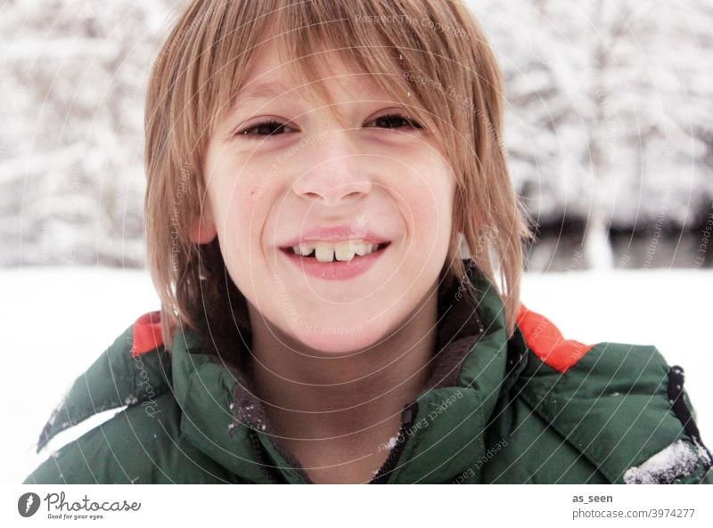 Junge im Schnee Lächeln Lachen blond lachen Freude Glück Mensch Porträt Gesicht Fröhlichkeit Winter Schneelandschaft kalt Kälte sympathisch spielen Kindheit