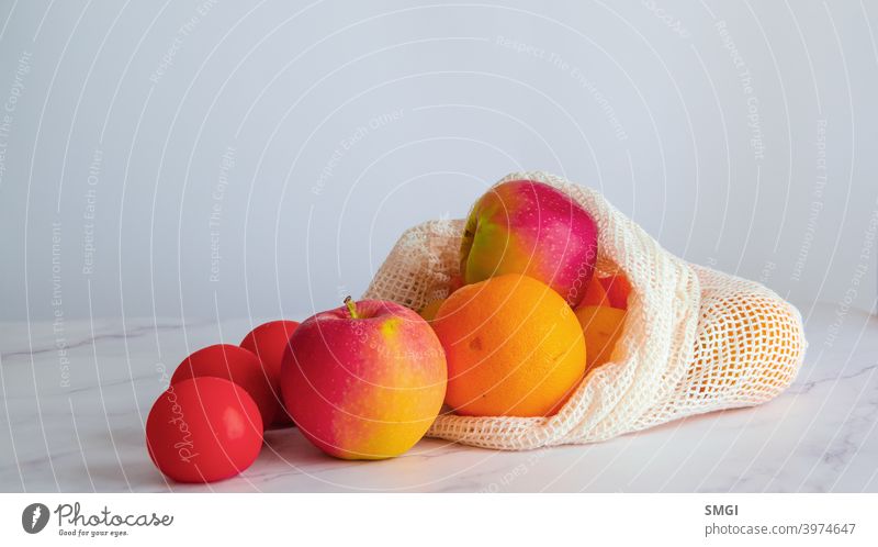 Verschiedene Früchte und Gemüse auf einem weißen Tisch, in einer Stofftasche. Konzept des nachhaltigen Einkaufens und Einkaufens ohne Plastik. Kopierraum