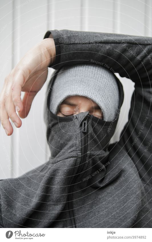 zu lange Pause Farbfoto Nahaufnahme Außenaufnahme Frauenportrait anonym vermummt authentisch müde Langeweile Lockdown Coronavirus Winter kalt frieren Kapuze