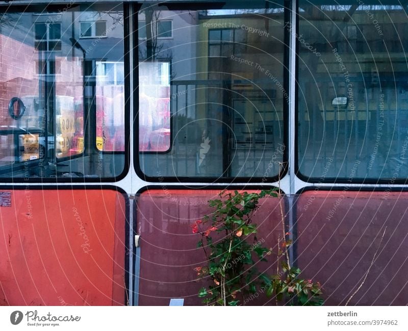 Kabine mit Fenstern haus bude pförtner pförtnerloge kabine fenster glas schaufenster glasfenster kontrolle alt ruine industrie fabrik zugang