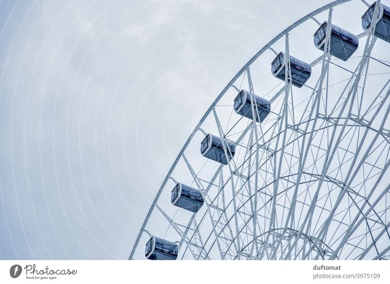 Blick von unten auf Riesenrad gegen den Himmel Stahl minimal Stahlkonstruktion Bauwerk Stadt grau Linien hoch Einsamkeit trist Menschenleer rund architecture