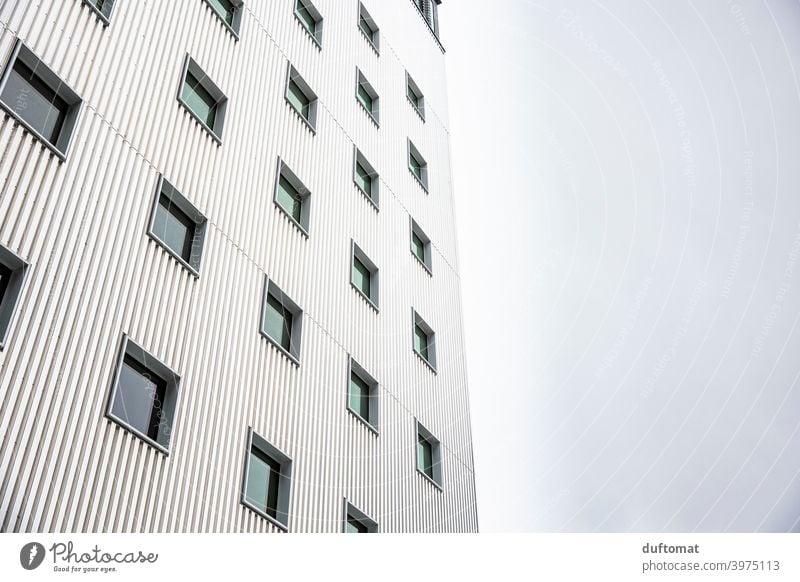 Weiße Häuserfassade mit Industrie-Charme Haus Fenster Fassade Architektur Gebäude Wand Bauwerk Mauer Stadt Hochhaus Fensterfront kleinteilig Blech blechwand