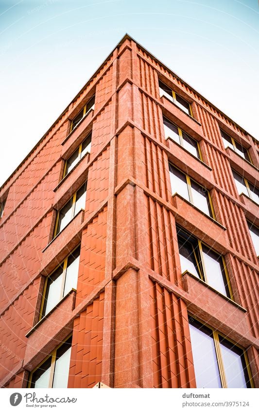 Backstein Häuser Wand, Blick nach oben Haus Fenster Backsteinwand Fassade Architektur Gebäude Bauwerk Mauer Stadt Hochhaus Fensterfront Himmel Look up