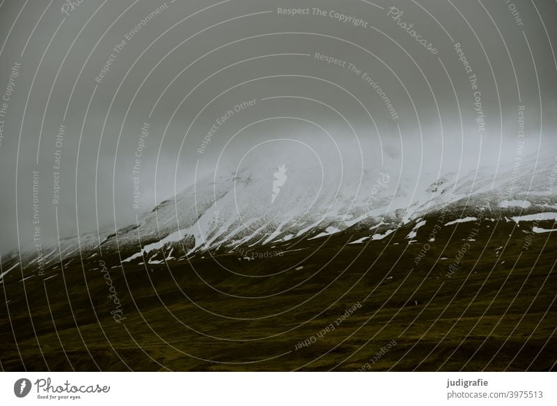 Island Landschaft Berge u. Gebirge Schneebedeckte Gipfel Klima Natur natürlich wild Stimmung Wolken kalt düster