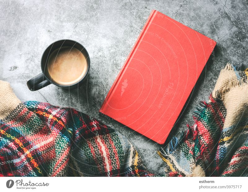 Halstuch mit Tasse Kaffee und Buch Schal Freizeit Windstille Komfort Konzept Geschmack Frische koffeinfrei Koffein Getränk Pause Transparente Stimmung Haus