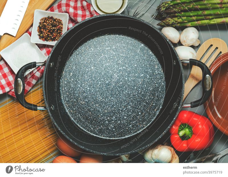 Draufsicht auf eine leere Bratpfanne mit Zutaten zum Kochen Pfanne Essen zubereiten Mahlzeit Ernährung Küchenchef geschmackvoll Vorbereitung Pilz Küchengeräte