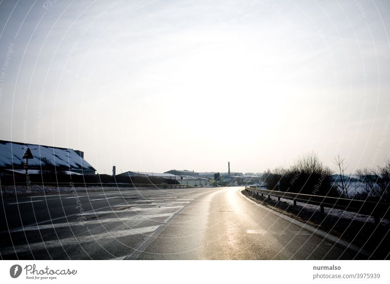 Im Irgendwo unterwegs Strasse winter frost glätte vereist gefahr rutschen strassenmakierung leitplange auto fahren industriegebiet schnee allein vorwärts