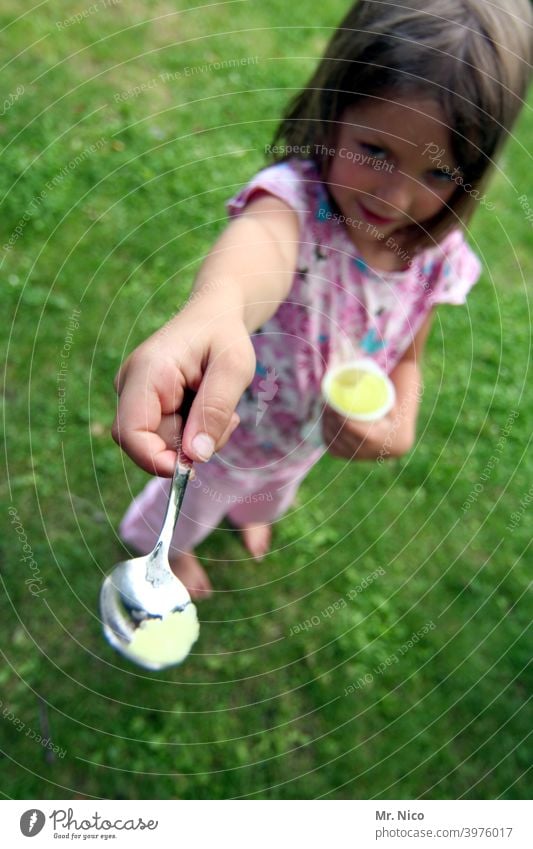 Probier mal.. Sommer eis am stiel Speiseeis frech Eis am Stiel Frucht lecker abkühlung Lebensmittel cool genuss fruchtig Kindheit Süßigkeiten Gesundheit süß