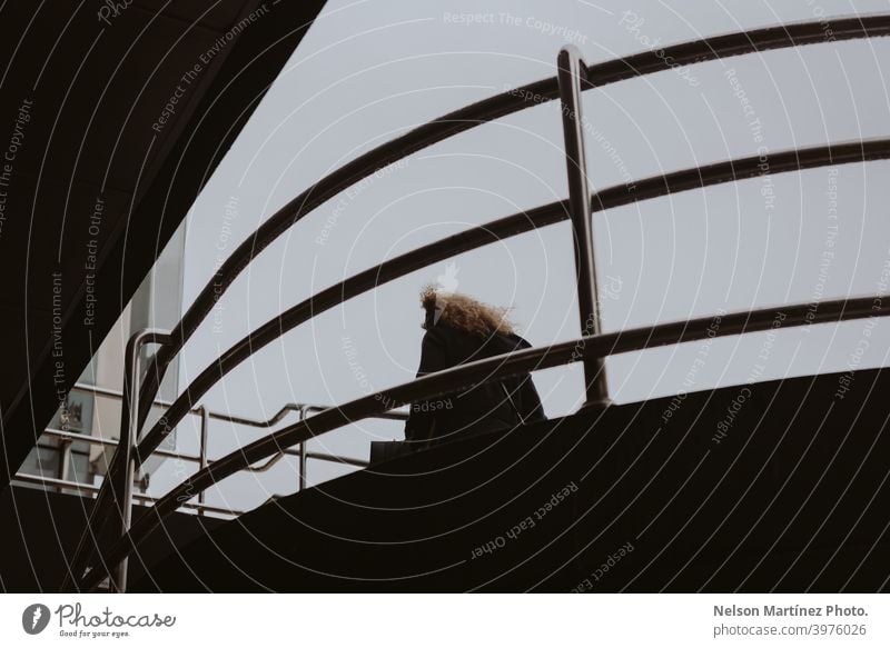 Silhouette einer Frau, die eine Treppe hinaufgeht, vor einem städtischen Hintergrund. urban Großstadt Außenaufnahme Stadt Lifestyle Tourismus Architektur