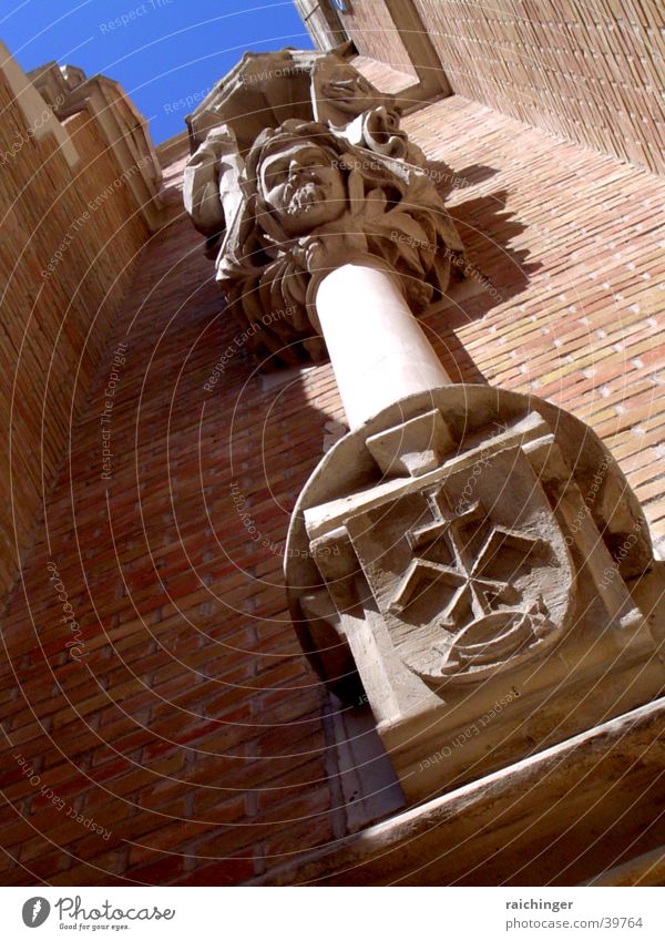 Kirchenfassade, Detail Fassade Wappen Froschperspektive Backstein Gotteshäuser Religion & Glaube Säule aufwärts Perspektive Himmel blau