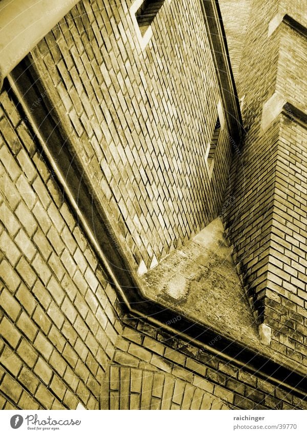 Fassade Mauer Backstein Ecke Gotteshäuser Religion & Glaube Sepia verwinkelt Fesnter Schießscharte Bunker