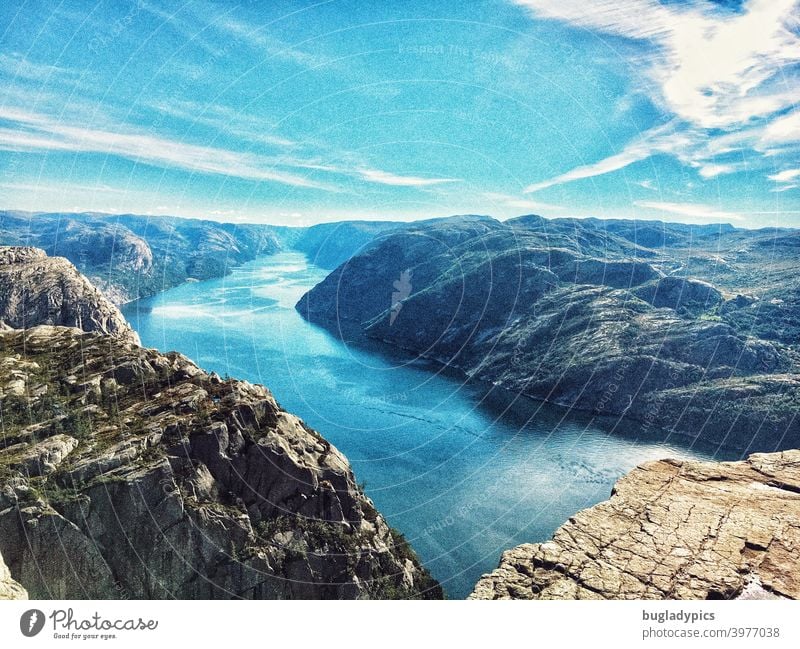 Aussicht über den Lysefjord / Fjord vom Preikestolen aus (Norwegen) Felsen Felsenküste Berge u. Gebirge Fjordlands Fjorde Fjordausblick Meer Skandinavien Natur