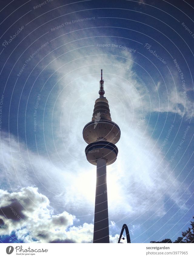 Im Windschatten vom Hamburger Fernsehturm. blau Tag Ferien & Urlaub & Reisen Farbfoto Spitze hoch Städtereise Menschenleer Großstadt Deutschland Außenaufnahme