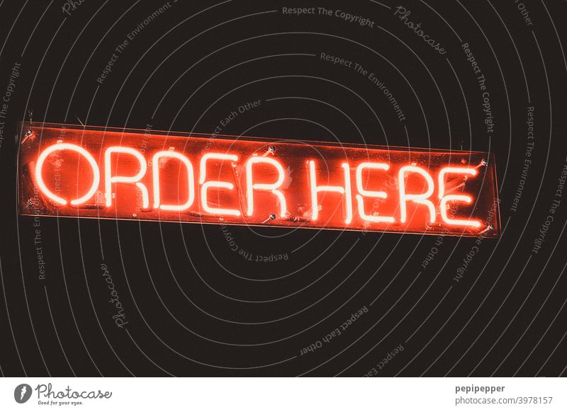 Schild ORDER HERE Schilder & Markierungen Neonlicht neonfarbig Neonlampe rot Schriftzeichen Werbung Beleuchtung Buchstaben Leuchtbuchstabe Werbeschild