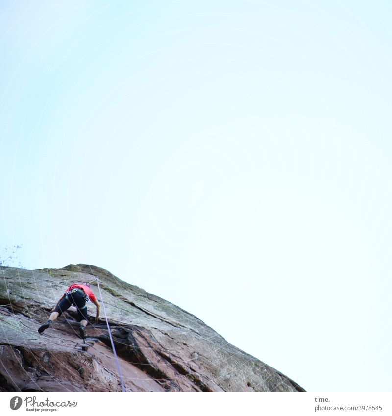 Adrenalin felsen klttern himmel seil angeseilt gesichert sicgerung schutz sport klettersport draußen steil abenteurlich gefährlich gefahr herausforderung kick