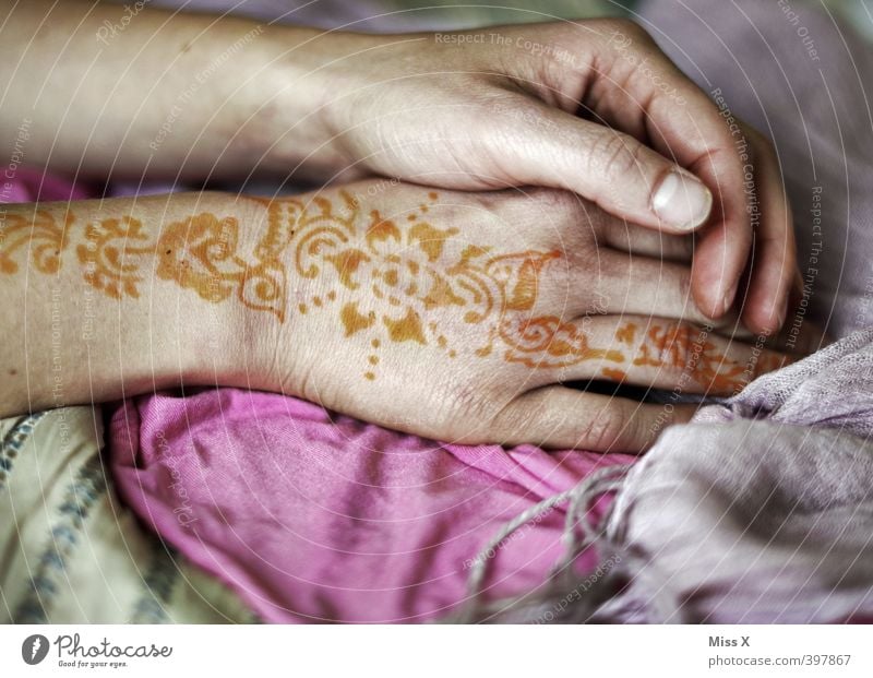 Henna Hochzeit Mensch feminin Junge Frau Jugendliche Erwachsene Arme Hand Finger 18-30 Jahre Kunst zeichnen Gefühle Stimmung Liebe Verliebtheit Hennamalerei