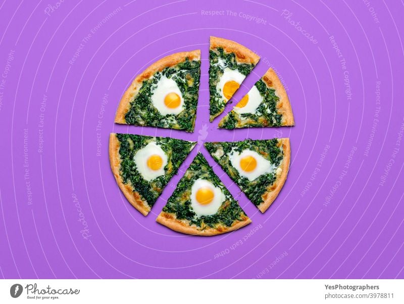 Geschnittene Pizza mit Spinat und Eiern, Ansicht von oben. Vegetarische Pizzaschnitten, minimalistisch Italienisch Käse farbiger Hintergrund Küche ausschneiden