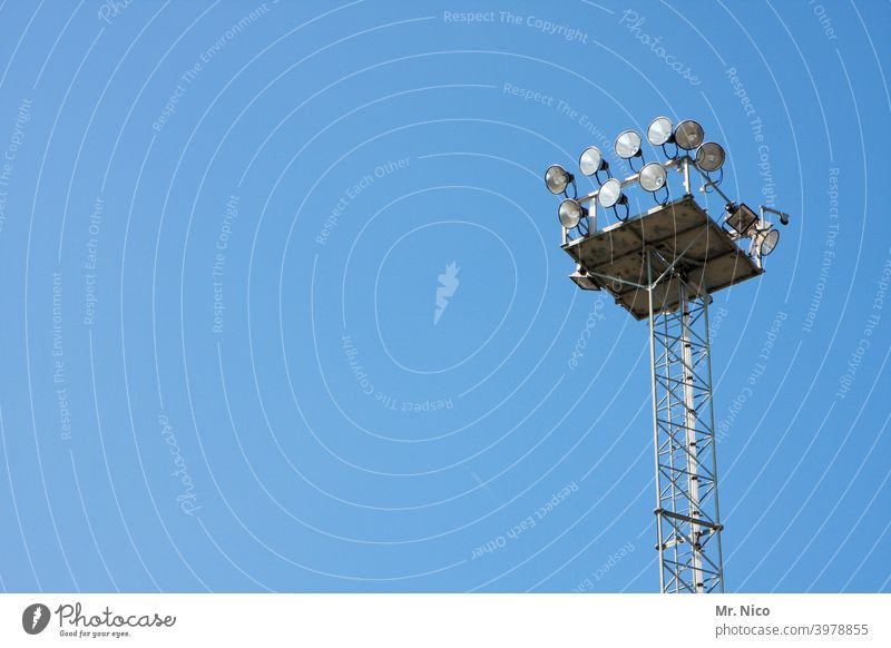 Beleuchtungsanlage Lichtmast Flutlicht Himmel stadionbeleuchtung flutlichtanlage scheinwerfer lampe Elektrizität strahler Mast Lampe Lampen Gerät Energie