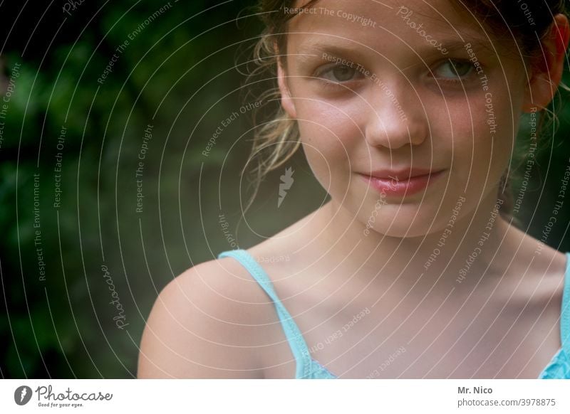 kleine Schwester Kindheit feminin Vertrauen Schüchternheit geduldig Schulter verwundbar Einsamkeit natürlich zart ruhig Gesicht Zufriedenheit bescheiden