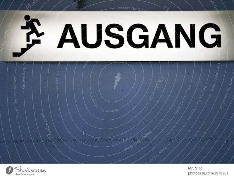 Ausgang Treppe abwärts Treppenhaus Abstieg Schilder & Markierungen Hinweisschild exit blau Notausgang Neonlicht Licht Kunstlicht abgang Parkhaus Gebäude Wand