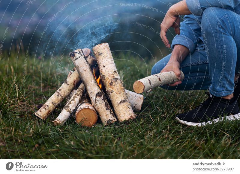 Reisende Mann auf Camping in den Bergen im Freien. Einrichten Camping Feuer. Wald Winter Streichholz jung Flamme Brennholz Natur Holz Freudenfeuer Tourismus