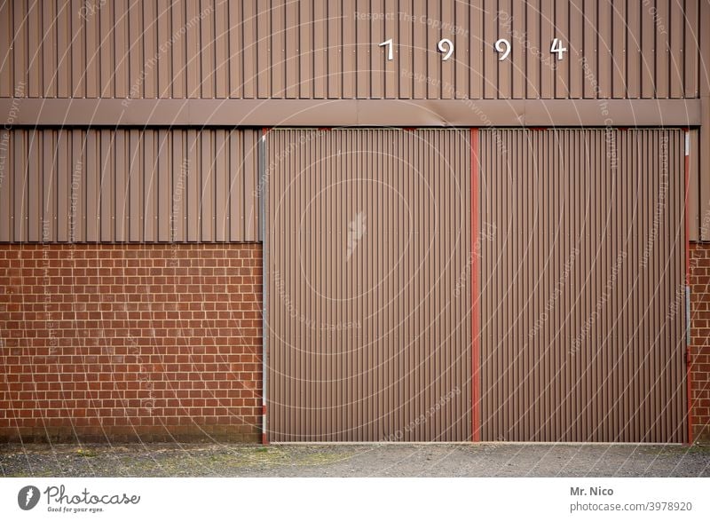 Baujahr 1994 Tor Halle Gebäude Lagerhalle Fassade Wellblech Strukturen & Formen Tür Schiebetor Schiebetür Lagerhaus Eingang geschlossen Mauer baujahr 1994