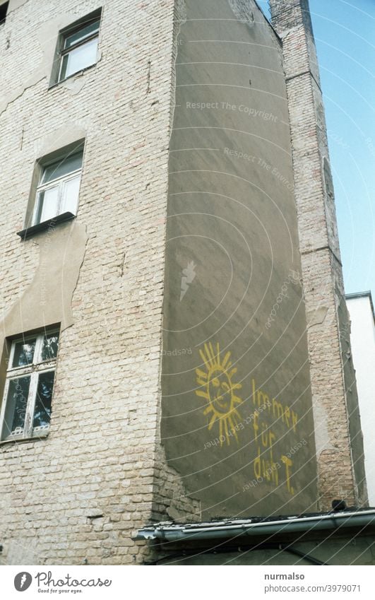 Immer für dich Fassade Haus Altbau mietshaus fenster grafitti Sonne Bild schrift liebesgruss Freundlichkeit urban unsaniert Verfall Spekulant Berlin Schornstein