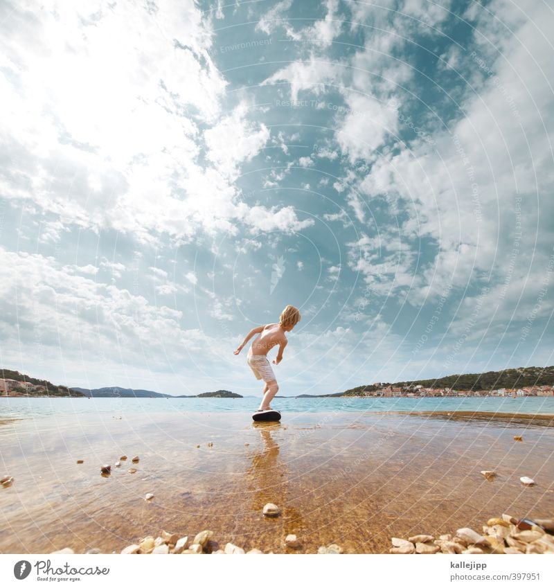 schwimmende Steine Freizeit & Hobby Spielen Mensch Kind Junge Leben Körper Haut 1 Umwelt Natur Landschaft Wasser Himmel Wolken Sonne Sommer Klima Wärme Hügel