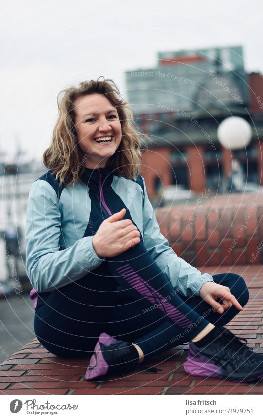 kleine Sportpause für zwischendurch.. Frau lachen Erholung Gesundheit Fitness Außenaufnahme Erwachsene blond Farbfoto Sport-Training sportlich Lifestyle