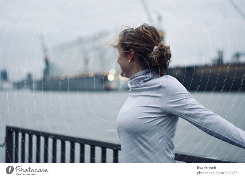 HAFEN - SPORT - DEHNEN Sport Frau dehnen stretchen sportlich Wegsehen Farbfoto Erwachsene Sport-Training Fitness Außenaufnahme Gesundheit blond Locken